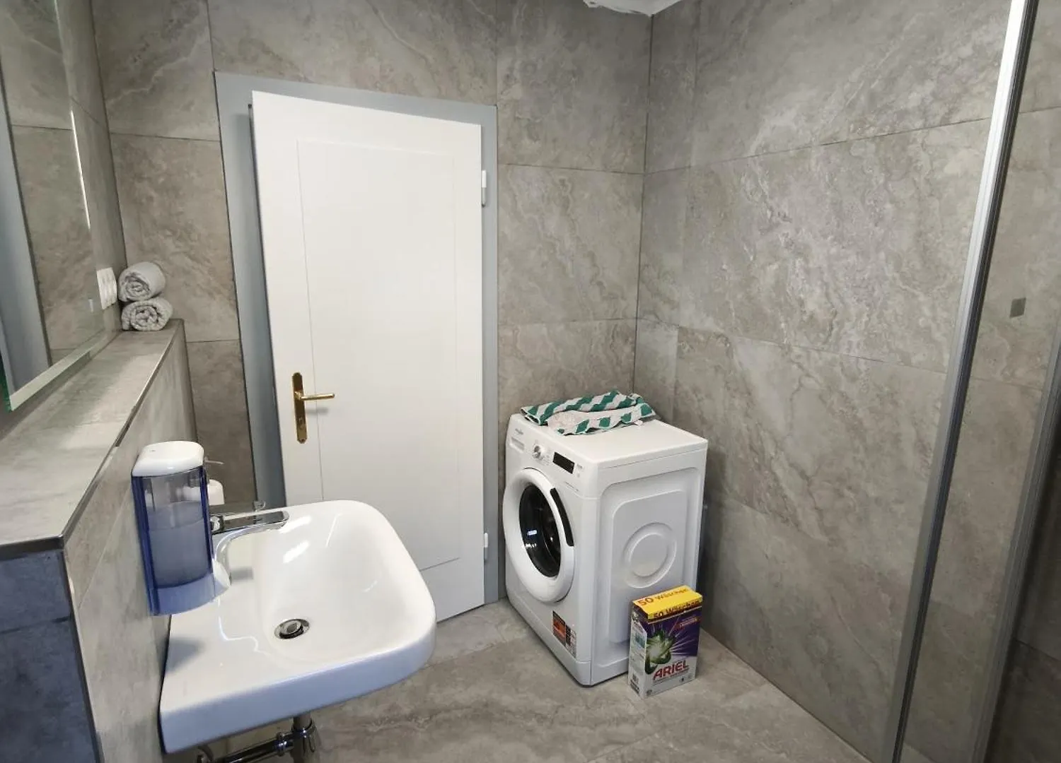 Spacious Room In Modern Flat インスブルック